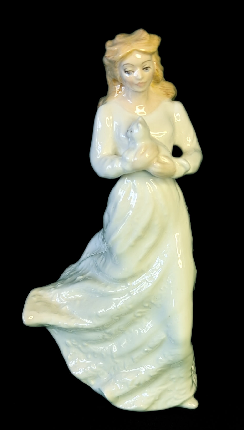 ROYAL DOULTON Fine Bone China Figurine - Loving You - HN 3389