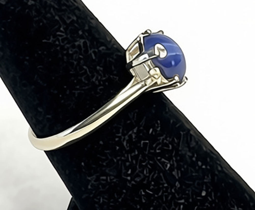 10 Kt White Gold Star Sapphire & Diamond Ring - Size 6.25