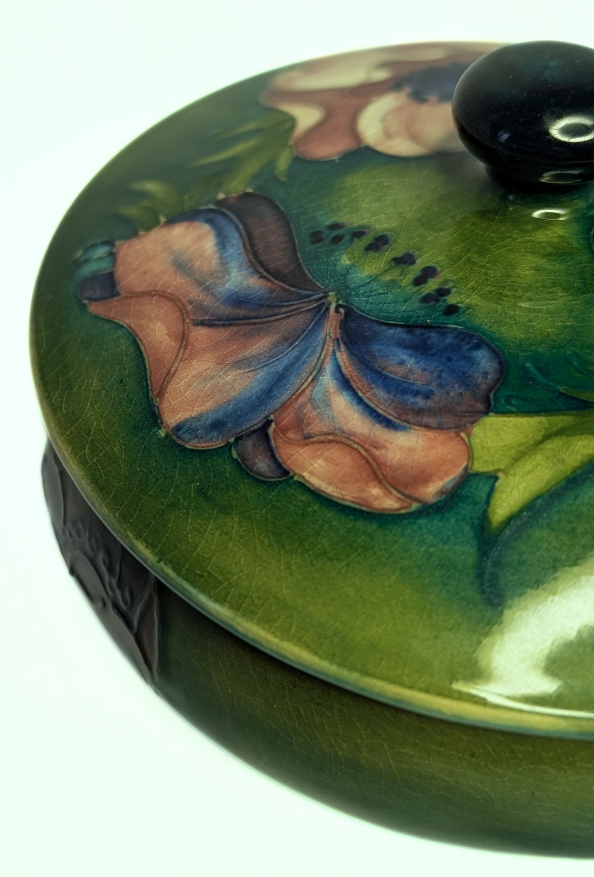 MOORCROFT Lidded Pottery Powder/ Trinket Box - Anemone Pattern - Queen Mary Seal