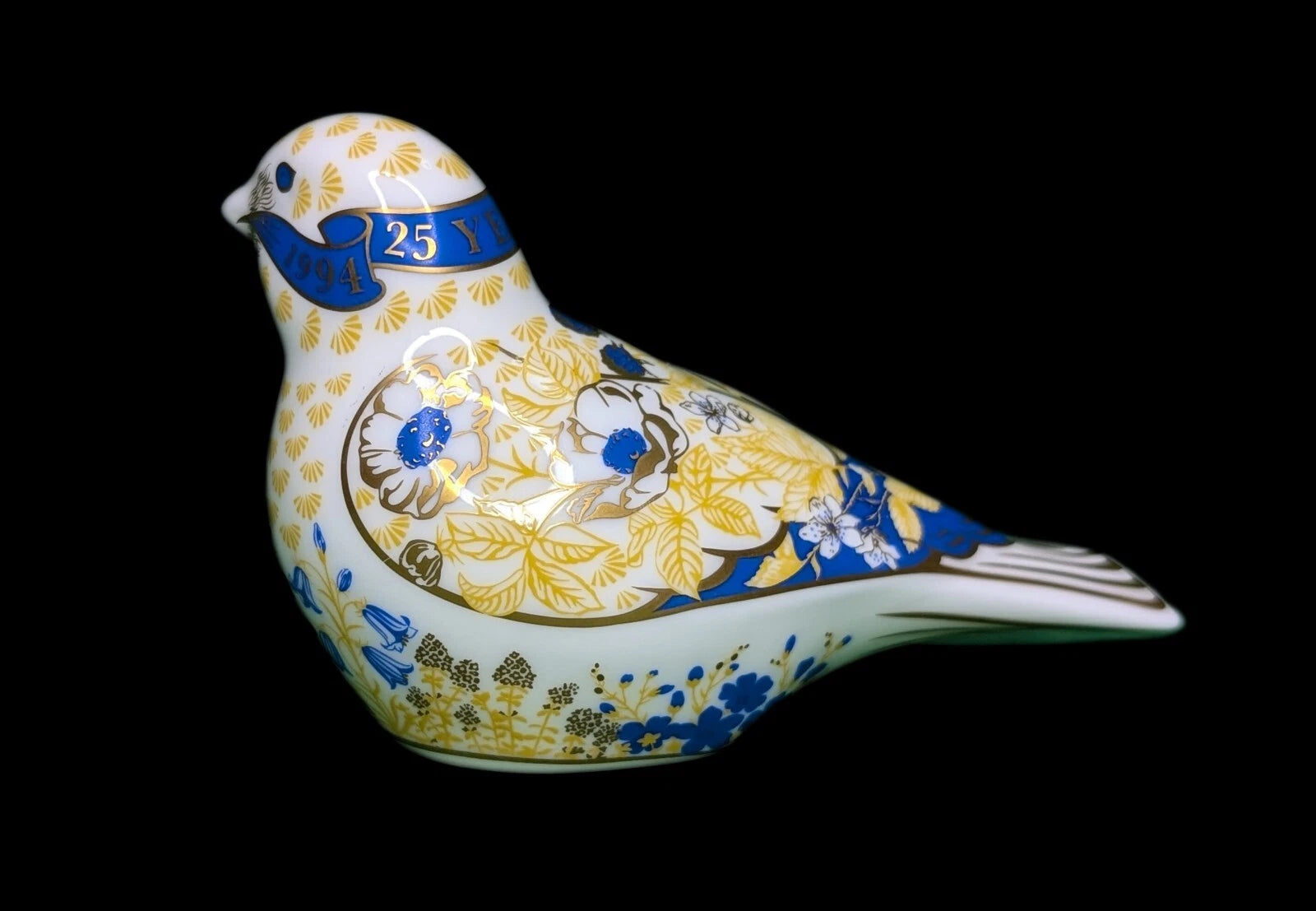 ROYAL CROWN DERBY Fine Bone China 25 Year Linnet Bird Figurine - Gold Seal